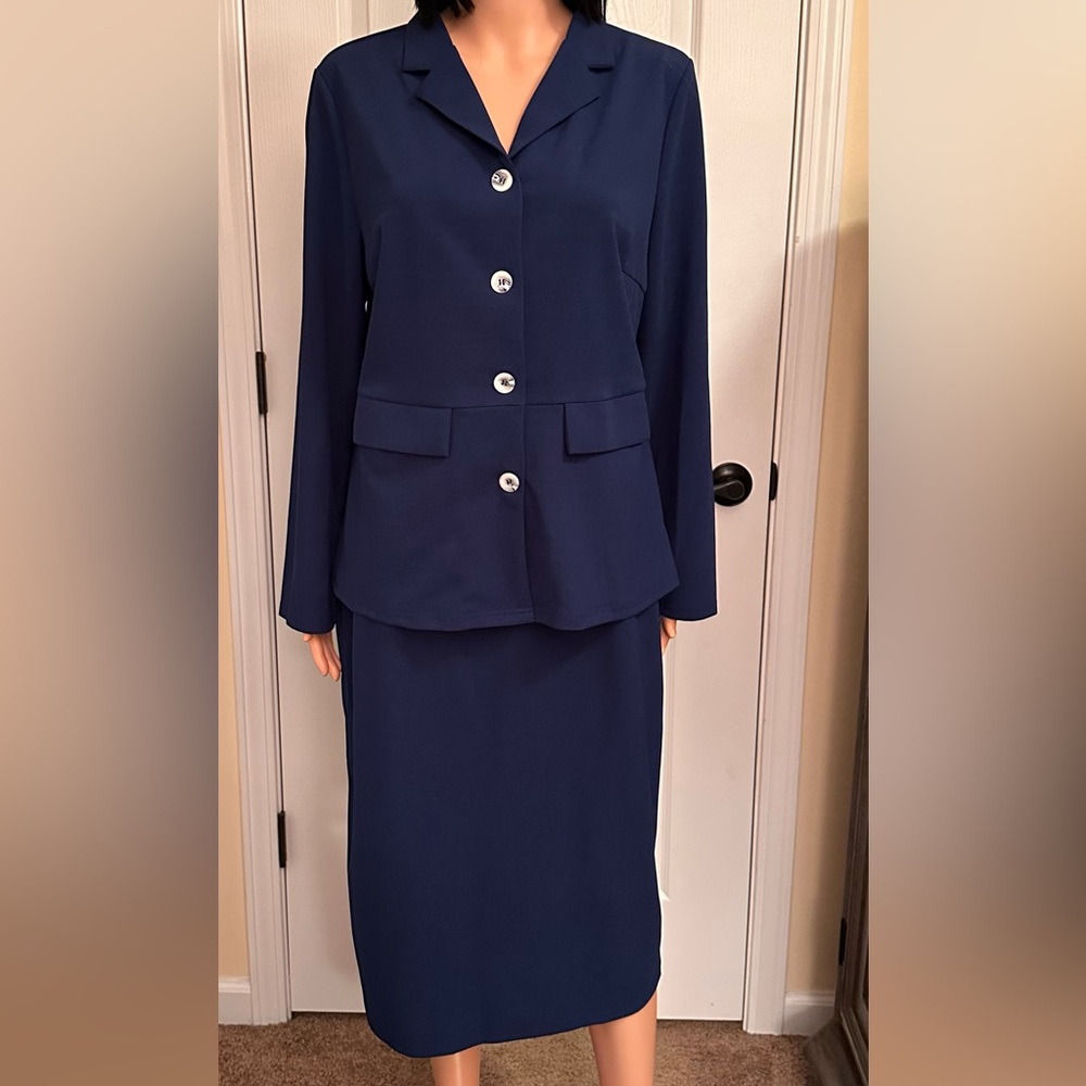 Royal navy two piece suit in a size XL.
Like new